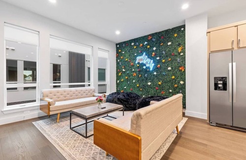 Old East Dallas House | Ultimate Game House with Rooftop Terrace