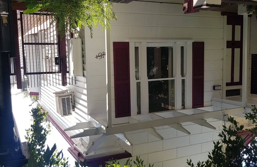 Toorak House | Ultimate location , parking and public transport, shopping and restaurants