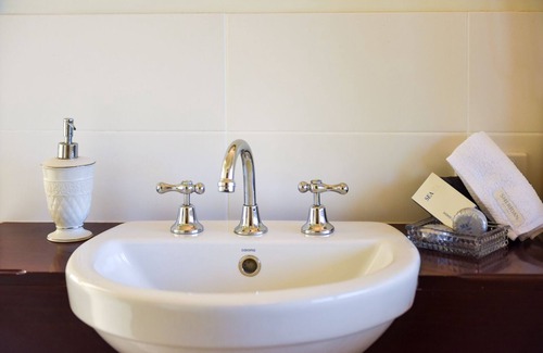 Bremer Bed & Breakfast | Ultimate Wine Travellers Stopover in Heritage Home at Winery in Langhorne Creek