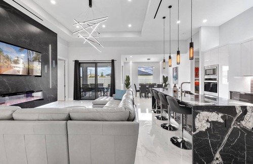 Mariner House | Ultra Modern Home w Heated Salt water Pool pet friendly