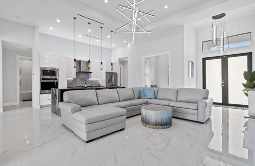 Mariner House | Ultra Modern Home w Heated Salt water Pool pet friendly