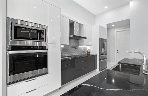 Mariner House | Ultra Modern Home w Heated Salt water Pool pet friendly