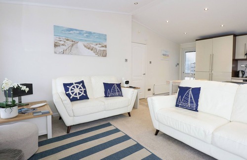 Mynytho Cottage | UN DIWRNOD (ONE DAY) THE WARREN T22, pet friendly in Abersoch