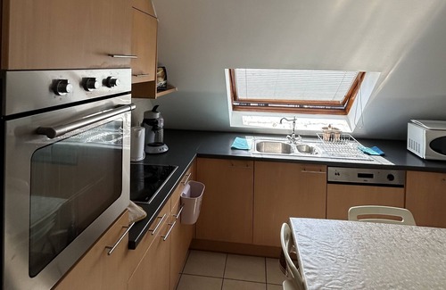 Sint-Jans-Molenbeek Apartment | Un Duplex Chic Pour une Expérience Unique Près de la Basilique