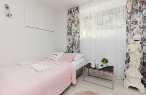 Saska Kepa Apartment | Underground Studio Saska by Renters