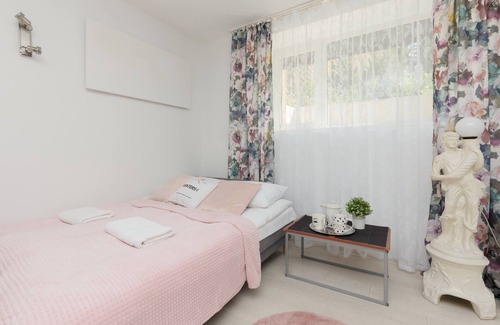 Saska Kepa Apartment | Underground Studio Saska by Renters