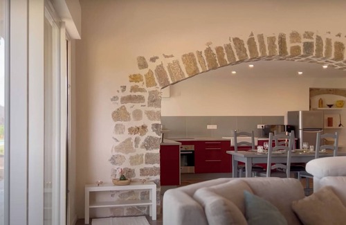 Cotignac House | Une Nuit au Cœur D'un Vignoble Provençal + Piscine