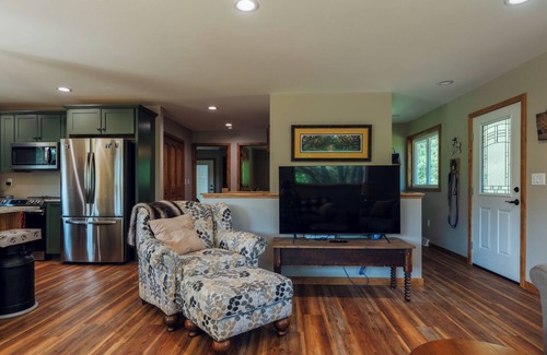 Ingalls House | Unhurried Rapids Hideaway; charming 3-bedroom house with WiFi & AC in Stephenson