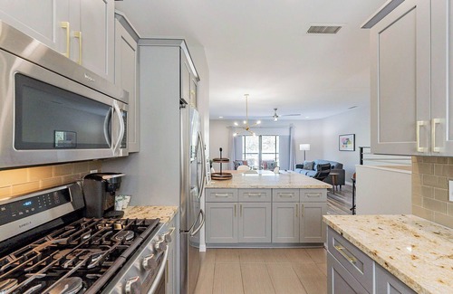 Alhambra House | Unique 3 Story, 3 En-suite, Garage & Rooftop deck