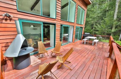 Elka Park House | Unique and Private 25ft Waterfall House in Hunter