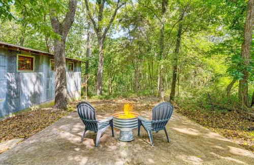 Eureka Springs Apartment | Unique Eureka Springs Cabin Deck and Forest Views!