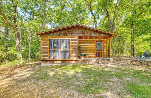 Eureka Springs Apartment | Unique Eureka Springs Cabin Deck and Forest Views!