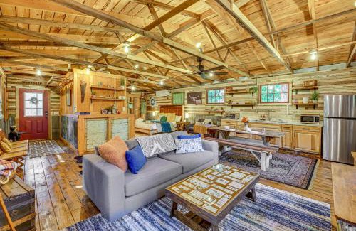 Eureka Springs Apartment | Unique Eureka Springs Cabin Deck and Forest Views!