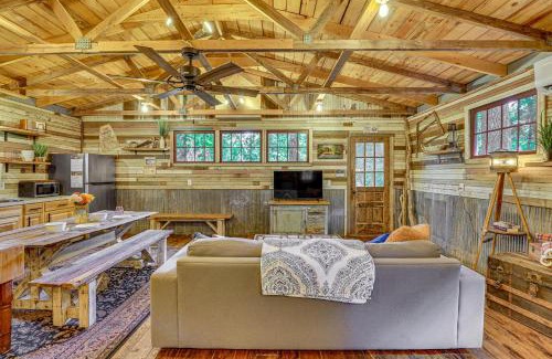 Eureka Springs Apartment | Unique Eureka Springs Cabin Deck and Forest Views!