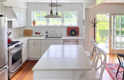 Middletown House | Unique Expansive Property close to Third beach and Sweet Berry Farm