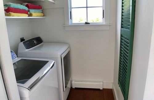 Middletown House | Unique Expansive Property close to Third beach and Sweet Berry Farm