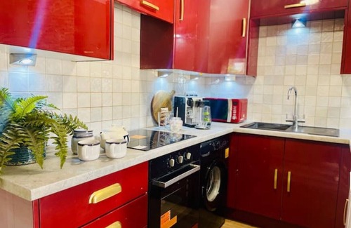 Wigston Cottage | Unique house, stylish decor, with garden.