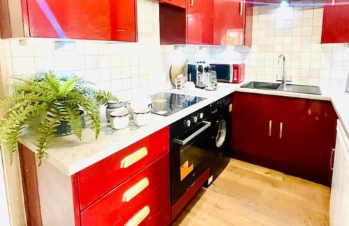 Wigston Cottage | Unique house, stylish decor, with garden.