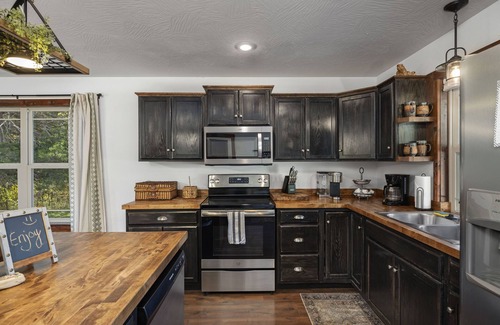 Turners Cabin | Unique/modern, secluded cabin on 95 river front acres/utv/kayaks & hot tub