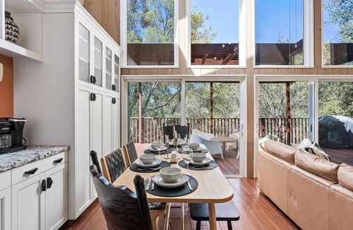 Three Rivers Cabin | Unique Treehouse Cabin on boulders 2 miles from Sequoia National Park