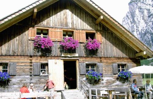 Scharnitz Apartment | Unser Familiär Geführtes Haus Verfügt Über Mehrere Ferienwohnungen für 2-3 Pers