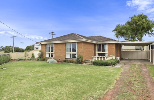 Indented Head House | Unwind, relax in a quiet location great for families. 100 metres to the beach.
