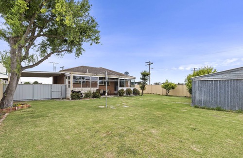 Indented Head House | Unwind, relax in a quiet location great for families. 100 metres to the beach.