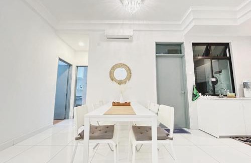 Taman Bukit Mewah Apartment | Up to 6 Pax, Next to Paradigm mall JB with Big Patio & Pool Access