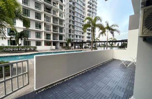 Taman Bukit Mewah Apartment | Up to 6 Pax, Next to Paradigm mall JB with Big Patio & Pool Access