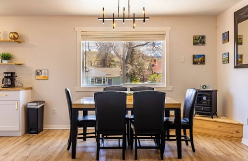 Casper Apartment | Updated Cozy Downtown Forest Retreat