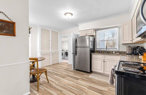 Fenton House | Updated Downtown Fenton 2 Bedroom Unit- Close to lakes, Walk Downtown!