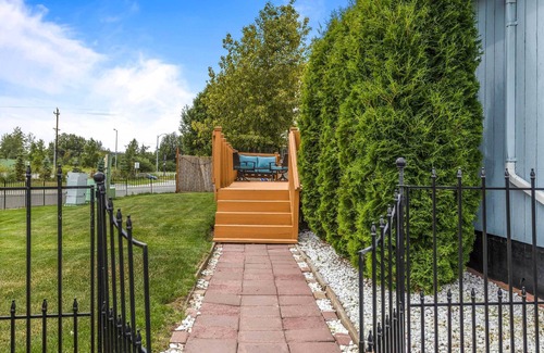 Bayshore - Klatt Apartment | Updated Townhome: Near Airport & Shopping!