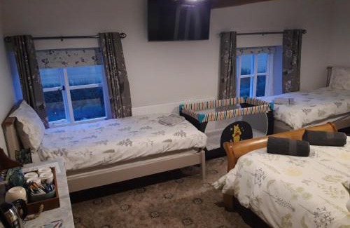 Halfway House Bed & Breakfast | Upper Eyton Farmhouse B&B