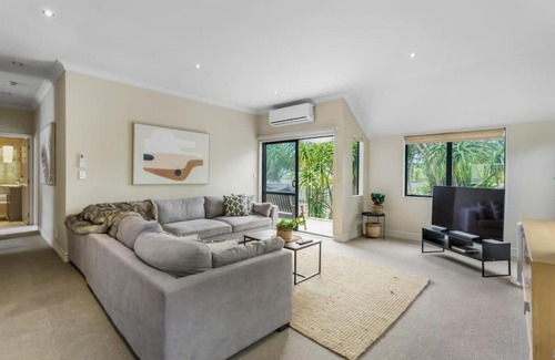 Saint Johns Apartment | Upper Floor 2BR Unit near Eastern Auckland Beaches