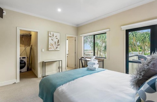 Saint Johns Apartment | Upper Floor 2BR Unit near Eastern Auckland Beaches