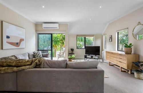 Saint Johns Apartment | Upper Floor 2BR Unit near Eastern Auckland Beaches