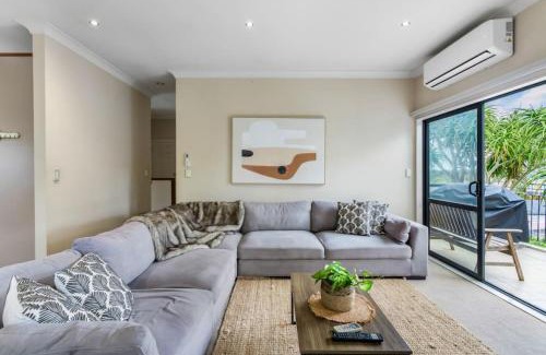 Saint Johns Apartment | Upper Floor 2BR Unit near Eastern Auckland Beaches