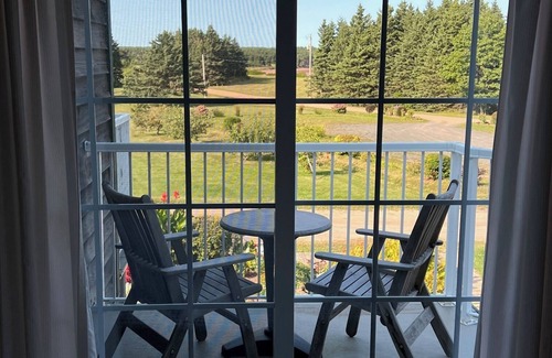 Little Pond Apartment | Upper level end unit