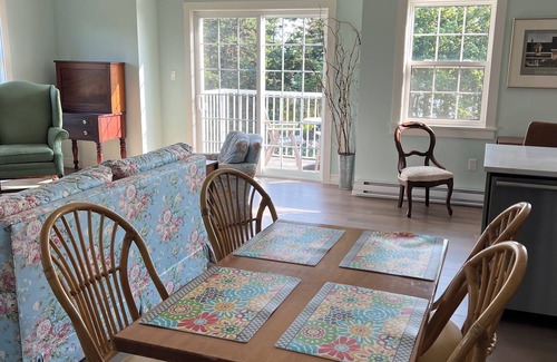 Little Pond Apartment | Upper level end unit