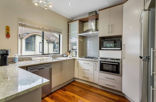 Greenlane - Ellerslie Apartment | Upper Floor 2BR Unit near Eastern Auckland Beaches