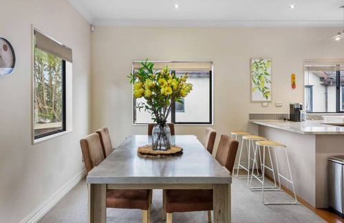 Greenlane - Ellerslie Apartment | Upper Floor 2BR Unit near Eastern Auckland Beaches