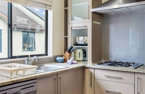 Greenlane - Ellerslie Apartment | Upper Floor 2BR Unit near Eastern Auckland Beaches