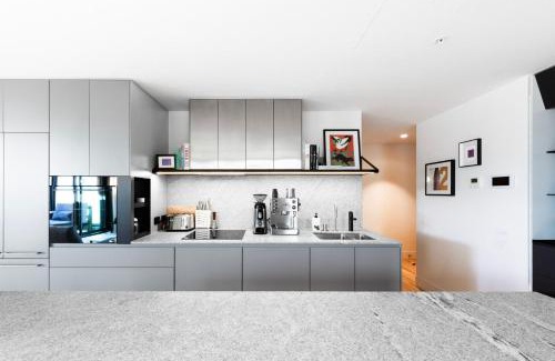 Collingwood Apartment | Upscale Collingwood Retreat - High-End Apartment with Car Park