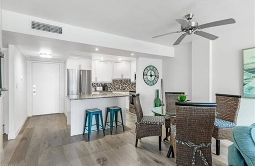 Vanderbilt Beach Condo | Upscale condo steps from gorgeous Vanderbilt beach