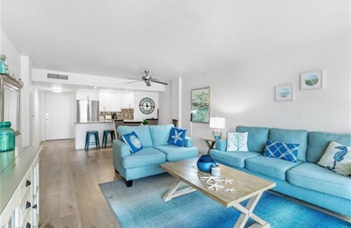 Vanderbilt Beach Condo | Upscale condo steps from gorgeous Vanderbilt beach