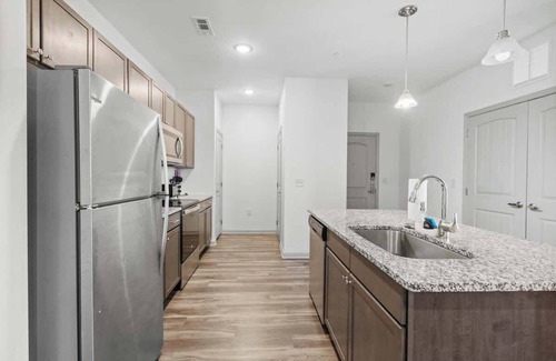 Charlotte Apartment | Upscale King 2BR Suite Mins to Uptown Charlotte!