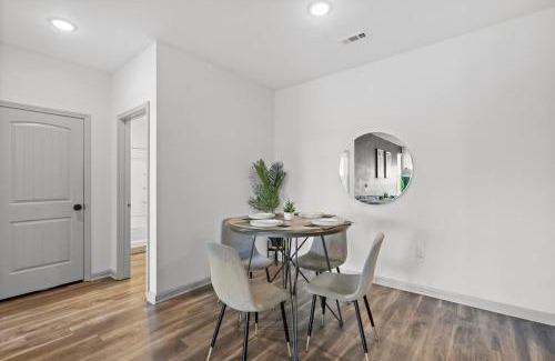 Charlotte Apartment | Upscale King 2BR Suite Mins to Uptown Charlotte