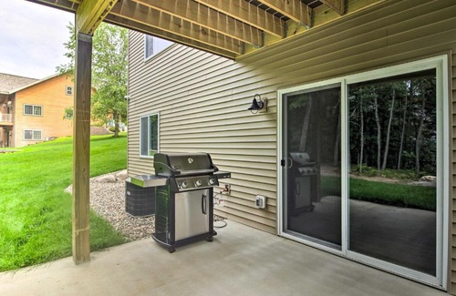 Lake Shore House | Upscale Townhome in Causeways on Gull Resort!