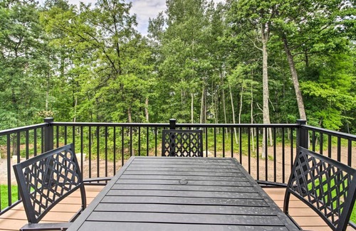 Lake Shore House | Upscale Townhome in Causeways on Gull Resort!