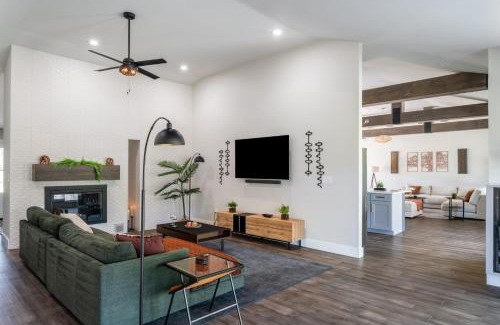 West Oak Hill House | Upstay - Family Farmhouse in Southwest Austin